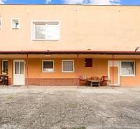 NA PREDAJ VÝNIMOČNÝ RODINNÝ DOM VO VEĽKOM MEDERI - Exteriér rodinného domu vo Veľkom Mederi s terasou a stoličkami.