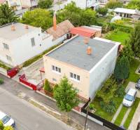 NA PREDAJ VÝNIMOČNÝ RODINNÝ DOM VO VEĽKOM MEDERI - Pohľad na rodinný dom vo Veľkom Mederi s rozľahlou záhradou.