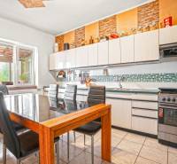 NA PREDAJ VÝNIMOČNÝ RODINNÝ DOM VO VEĽKOM MEDERI - Kuchynský priestor s jedálenským stolom a šiestimi stoličkami v rodinnom dome.