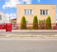 NA PREDAJ VÝNIMOČNÝ RODINNÝ DOM VO VEĽKOM MEDERI - Rodinný dom vo Veľkom Mederi so žltou fasádou, červeným plotom a zeleňou pred domom.