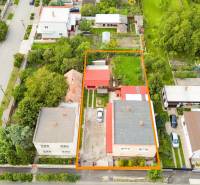 NA PREDAJ VÝNIMOČNÝ RODINNÝ DOM VO VEĽKOM MEDERI - Letecký pohľad na rodinný dom vo Veľkom Mederi so záhradou a príjazdovou cestou.