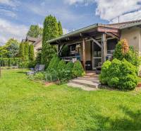 NA PREDAJ 3 IZBOVÝ RODINNÝ DOM, KĽÚČIAROVÉ KRAČANY - Rodinný dom v Kráľovičových Kračanoch pri Dunajskej Strede so zelenou záhradou a terasou.