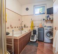 NA PREDAJ 3 IZBOVÝ RODINNÝ DOM, KĽÚČIAROVÉ KRAČANY - Kúpeľňa v rodinnom dome s vaňou, práčkou a úložnými priestormi.