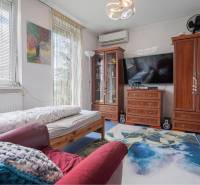 NA PREDAJ 3 IZBOVÝ RODINNÝ DOM, KĽÚČIAROVÉ KRAČANY - Obývačka v rodinnom dome s pohovkou, posteľou, televízorom a dreveným nábytkom.