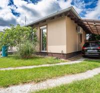 NA PREDAJ 3 IZBOVÝ RODINNÝ DOM, KĽÚČIAROVÉ KRAČANY - Rodinný dom v Kráľovičových Kračanoch pri Dunajskej Strede, záhrada, garáž, zaparkované auto.