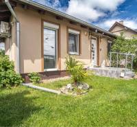 NA PREDAJ 3 IZBOVÝ RODINNÝ DOM, KĽÚČIAROVÉ KRAČANY - Rodinný dom v Kráľovičových Kračanoch, Dunajská Streda, s udržiavanou záhradou a terasou.