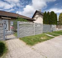 NA PREDAJ 3 IZBOVÝ RODINNÝ DOM, KĽÚČIAROVÉ KRAČANY - Rodinný dom v Kráľovičových Kračanoch, Dunajská Streda, s kamenným plotom a bránou.