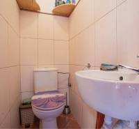 NA PREDAJ 3 IZBOVÝ RODINNÝ DOM, KĽÚČIAROVÉ KRAČANY - Toaleta s umývadlom v rodinnom dome, obložená svetlými keramickými kachličkami.