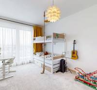 PREDAJ, 3izb. zariadený byt, novostavba Zelená stráň, Košická Nová Ves - Detská izba s poschodovou posteľou, písacím stolom a gitarou v 3-izbovom byte.