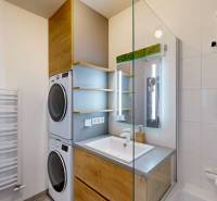 PREDAJ, 3izb. zariadený byt, novostavba Zelená stráň, Košická Nová Ves - Kúpeľňa v 3-izbovom byte s práčkou, sušičkou, umývadlom a preskleným sprchovacím kútom.