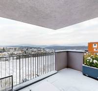 PREDAJ, 3izb. zariadený byt, novostavba Zelená stráň, Košická Nová Ves - Zasnežený balkón s výhľadom na Košice - mestskú časť Košická Nová Ves, Ulica Zelená stráň.