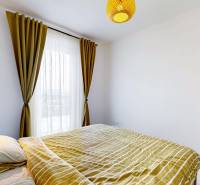 PREDAJ, 3izb. zariadený byt, novostavba Zelená stráň, Košická Nová Ves - Spálňa v 3-izbovom byte s posteľou, policami a závesmi.