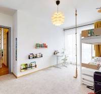 PREDAJ, 3izb. zariadený byt, novostavba Zelená stráň, Košická Nová Ves - Detská izba v 3-izbovom byte s posteľou, stolíkom a gitarou.