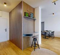 PREDAJ, 3izb. zariadený byt, novostavba Zelená stráň, Košická Nová Ves - Vstupná hala so stenou z dreveného dekoru a stoličkou v 3-izbovom byte.