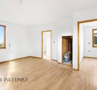 NA PREDAJ 4-IZBOVÉ RD – REZIDENČNÝ PROJEKT, GABČÍKOVO - Interiér rodinného domu s podlahou s dreveným dekorom a bielymi stenami.