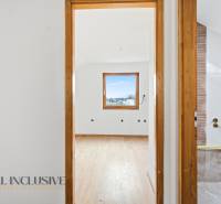 NA PREDAJ 4-IZBOVÉ RD – REZIDENČNÝ PROJEKT, GABČÍKOVO - Interiér rodinného domu s podlahou s dreveným dekorom a jasným výhľadom.