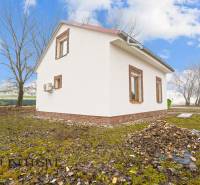 NA PREDAJ 4-IZBOVÉ RD – REZIDENČNÝ PROJEKT, GABČÍKOVO - Rodinný dom v Gabčíkove s omietkovou fasádou a tehlovým obkladom, na trávnatom pozemku.