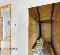 NA PREDAJ 4-IZBOVÉ RD – REZIDENČNÝ PROJEKT, GABČÍKOVO - Interiér rodinného domu so svetlou podlahou a stenami obloženými drevenými panelmi.