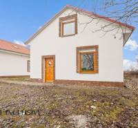 NA PREDAJ 4-IZBOVÉ RD – REZIDENČNÝ PROJEKT, GABČÍKOVO - Rodinné domy v Gabčíkove, s bielou fasádou, oknami a dverami v teplých tónoch.