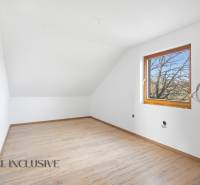NA PREDAJ 4-IZBOVÉ RD – REZIDENČNÝ PROJEKT, GABČÍKOVO - Podkrovná izba v rodinnom dome s oknom a podlahou s dreveným dekorom.