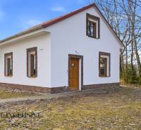 NA PREDAJ 4-IZBOVÉ RD – REZIDENČNÝ PROJEKT, GABČÍKOVO - Rodinný dom v Gabčíkove so šikmou strechou a tehlovými detailmi na fasáde.