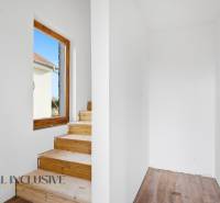 NA PREDAJ 4-IZBOVÉ RD – REZIDENČNÝ PROJEKT, GABČÍKOVO - Interiér rodinného domu, schodisko, okno s dreveným rámom, podlaha s dreveným dekorom.