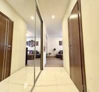 Štýlový, zariadený 2- izbový byt s balkónom pri stanici!!! - Chodba v 2-izbovom byte s dlažbou, zrkadlom a pohľadom do obývacej izby.