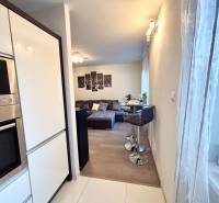 Štýlový, zariadený 2- izbový byt s balkónom pri stanici!!! - Kuchynský kút so spotrebičmi, barovým sedením a pohľadom na obývačku v 2-izbovom byte.