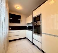 Štýlový, zariadený 2- izbový byt s balkónom pri stanici!!! - Biela kuchyňa s čiernymi akcentmi a spotrebičmi v 2-izbovom byte.