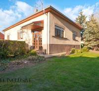 ZNÍŽENÁ CENA | NA PREDAJ DVOJGENERAČNÝ RODINNÝ DOM, AMADE KRAČANY - Rodinný dom na ulici Amade Kračany s priestrannou záhradou a udržiavaným trávnikom.