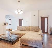 ZNÍŽENÁ CENA | NA PREDAJ DVOJGENERAČNÝ RODINNÝ DOM, AMADE KRAČANY - Svetlá obývacia izba s pohodlnou sedačkou a konferenčným stolíkom na ulici Amade Kračany.