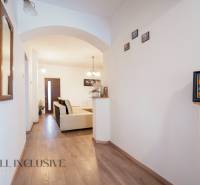 ZNÍŽENÁ CENA | NA PREDAJ DVOJGENERAČNÝ RODINNÝ DOM, AMADE KRAČANY - Interiér rodinného domu na ulici Amade Kračany, predsieň s pohľadom na obývačku.