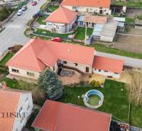 ZNÍŽENÁ CENA | NA PREDAJ DVOJGENERAČNÝ RODINNÝ DOM, AMADE KRAČANY - Letecký pohľad na rodinné domy na ulici Amade Kračany s bazénom a záhradou.