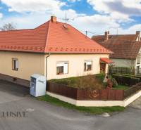 ZNÍŽENÁ CENA | NA PREDAJ DVOJGENERAČNÝ RODINNÝ DOM, AMADE KRAČANY - Rodinný dom na ulici Amade Kračany, obklopený dvorom a záhradou.