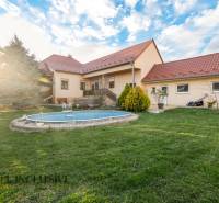 ZNÍŽENÁ CENA | NA PREDAJ DVOJGENERAČNÝ RODINNÝ DOM, AMADE KRAČANY - Na ulici Amade Kračany sa nachádza rodinný dom s bazénom a záhradou.