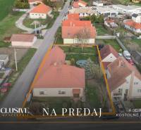 ZNÍŽENÁ CENA | NA PREDAJ DVOJGENERAČNÝ RODINNÝ DOM, AMADE KRAČANY - Letecký pohľad na ulicu Amade Kračany s rodinným domom obklopeným záhradou a bazénom.