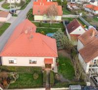 ZNÍŽENÁ CENA | NA PREDAJ DVOJGENERAČNÝ RODINNÝ DOM, AMADE KRAČANY - Rodinný dom na ulici Amade Kračany s upravenou záhradou a bazénom.