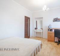 ZNÍŽENÁ CENA | NA PREDAJ DVOJGENERAČNÝ RODINNÝ DOM, AMADE KRAČANY - Svetlá miestnosť s pracovným stolom, posteľou a vstavanou skriňou na ulici Amade Kračany.