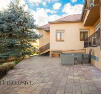 ZNÍŽENÁ CENA | NA PREDAJ DVOJGENERAČNÝ RODINNÝ DOM, AMADE KRAČANY - Na obrázku je terasa rodinného domu na ulici Amade Kračany.