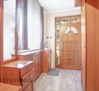 ZNÍŽENÁ CENA | NA PREDAJ DVOJGENERAČNÝ RODINNÝ DOM, AMADE KRAČANY - Vstupná hala v rodinnom dome s dreveným nábytkom na ulici Amade Kračany.