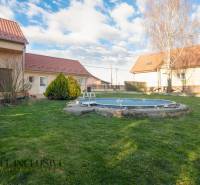 ZNÍŽENÁ CENA | NA PREDAJ DVOJGENERAČNÝ RODINNÝ DOM, AMADE KRAČANY - Rodinný dom a záhrada s bazénom na ulici Amade Kračany, slnečné nehnuteľnosti.