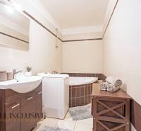 ZNÍŽENÁ CENA | NA PREDAJ DVOJGENERAČNÝ RODINNÝ DOM, AMADE KRAČANY - Elegantná kúpeľňa s vaňou, umývadlom a práčkou, na ulici Amade Kračany. Rodinný dom.