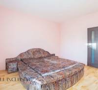 ZNÍŽENÁ CENA | NA PREDAJ DVOJGENERAČNÝ RODINNÝ DOM, AMADE KRAČANY - Svetlá izba s posteľou a jedinečným dizajnom, nachádzajúca sa v rodinnom dome.