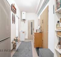 NA PREDAJ 2-IZBOVÝ BYT V CENTRE MESTA DUNAJSKÁ STREDA - Predsieň 2-izbového bytu na ulici Biskupa Kondého s knihami, dekoráciami a úložným priestorom.