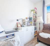 NA PREDAJ 2-IZBOVÝ BYT V CENTRE MESTA DUNAJSKÁ STREDA - Pracovný kútik v 2-izbovom byte na ulici Biskupa Kondého s kreslom a poličkami.