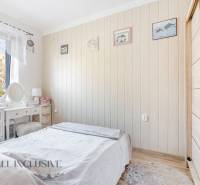 NA PREDAJ 2-IZBOVÝ BYT V CENTRE MESTA DUNAJSKÁ STREDA - Svetlá izba s posteľou a zrkadlom na ulici Biskupa Kondého, vhodná ako 2-izbový byt.