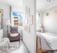 NA PREDAJ 2-IZBOVÝ BYT V CENTRE MESTA DUNAJSKÁ STREDA - Príjemný 2-izbový byt na ulici Biskupa Kondého, svetlá spálňa s dekoratívnymi detailmi.