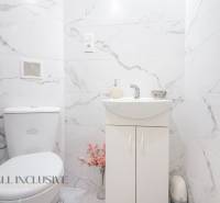 NA PREDAJ 2-IZBOVÝ BYT V CENTRE MESTA DUNAJSKÁ STREDA - Mramorová kúpeľňa s toaletou a umývadlom v 2-izbovom byte na ulici Biskupa Kondého.