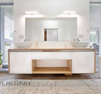 NA PREDAJ NADŠTANDARDNÁ 4-IZB. NOVOSTAVBA, DUN. KLÁTOV - Kúpeľňa v rodinnom dome s dvoma umývadlami, veľkým zrkadlom a dekoratívnou rastlinou.