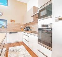 NA PREDAJ NADŠTANDARDNÁ 4-IZB. NOVOSTAVBA, DUN. KLÁTOV - Kuchyňa v rodinnom dome s modernými spotrebičmi a veľkým oknom.
